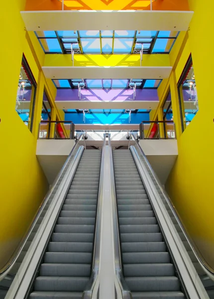 自动扶梯在购物中心 — 图库照片