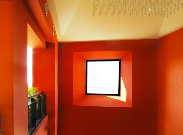 Kırmızı duvar penceresinde — Stok fotoğraf