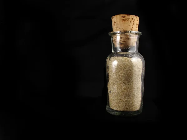 Bottiglia di vetro trasparente con sabbia — Foto Stock