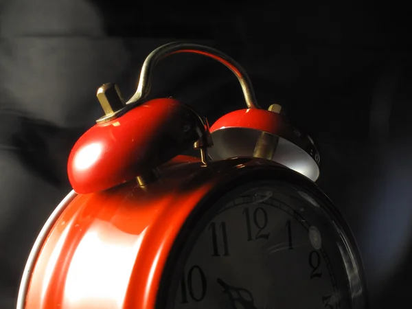 Reloj despertador rojo en primer plano — Foto de Stock
