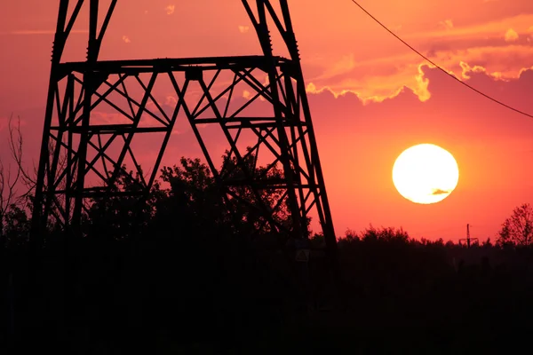 gün batımında güneş enerji istasyonu,