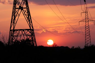 gün batımında güneş enerji istasyonu,