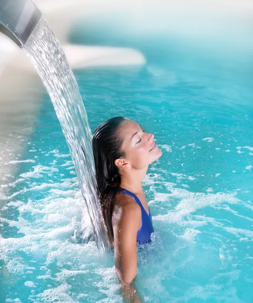 Hidroterapia Spa mujer cascada jet —  Fotos de Stock