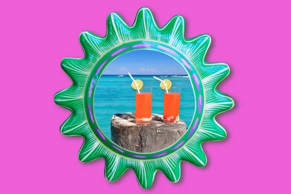 Marco solar mexicano dos cócteles en playa tropical — Foto de Stock