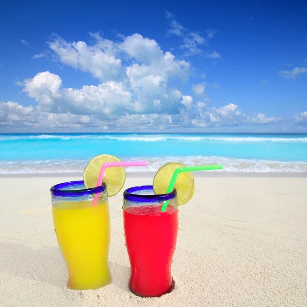 Beach cocktails yellow red in caribbean tropical sea — Stock Photo, Image