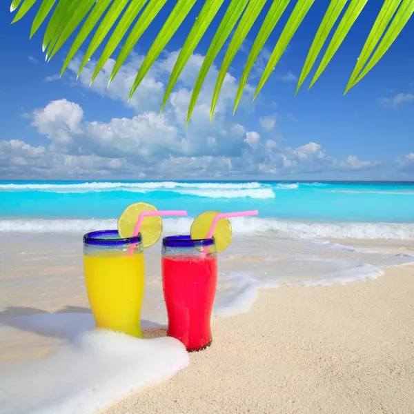 Strand cocktails gele rode golf schuim tropische zee — Stockfoto