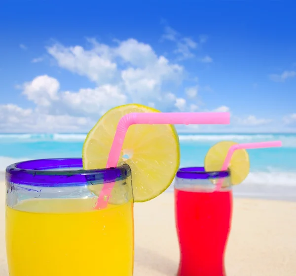 Beach tropical cocktails in tropical turquoise beach — Stock Photo, Image