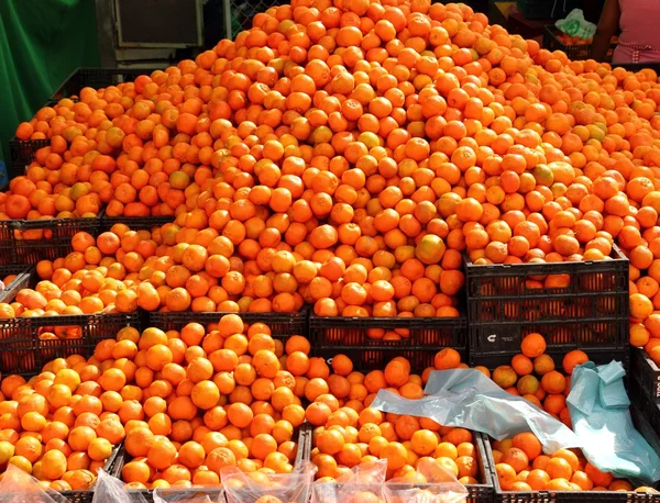 Orange tangerines mound in market vivid citrus — Stock Photo, Image