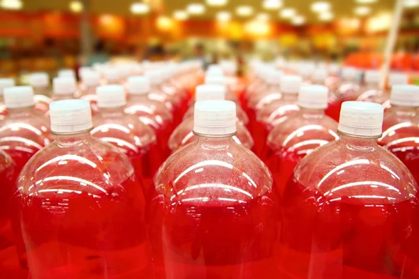 Linha de montagem linhas de líquido vermelho garrafa — Fotografia de Stock
