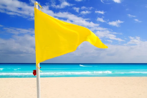 Beach sárga zászló Időjárás szél tanácsadás — Stock Fotó