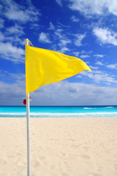 Beach sárga zászló Időjárás szél tanácsadás — Stock Fotó