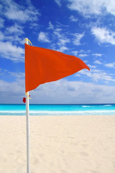 Pláž červený příznak špatného počasí vítr radu Karibiku — Stock fotografie