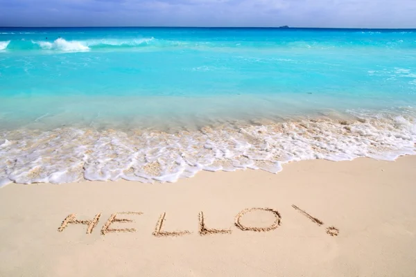 안녕하세요 메시지 맞춤법 열 대 바닷가 모래에 작성 된 — 스톡 사진
