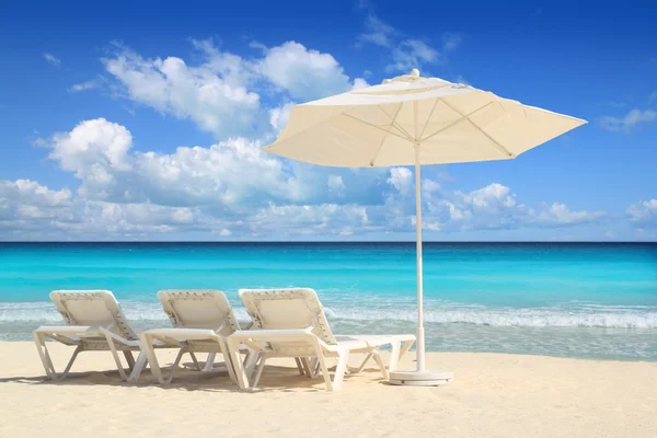 Caribbean beach parasol white umbrella hammocks — Stock Photo, Image