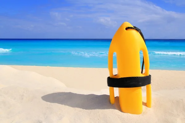 Baywatch ratunek boja żółty na tropikalnej plaży — Zdjęcie stockowe