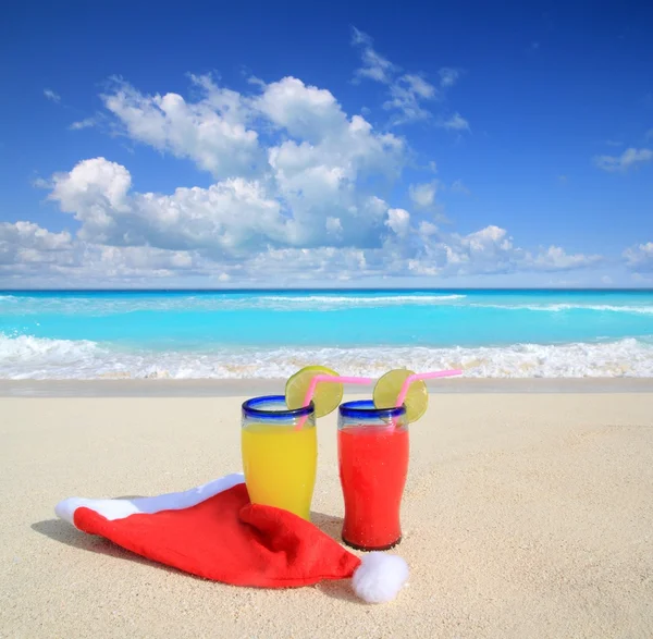 Beach cocktails with Santa christmas red winter hat — Stock Photo, Image
