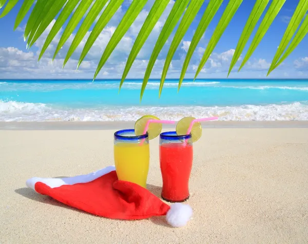Beach cocktails with Santa christmas red winter hat — Stock Photo, Image