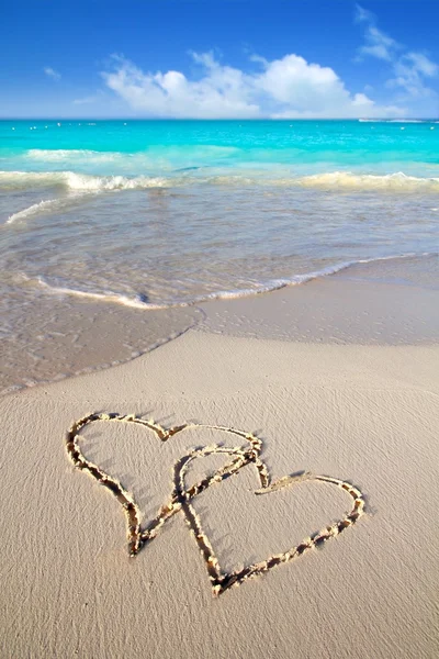 Cuori innamorati scritti nella sabbia della spiaggia caraibica — Foto Stock