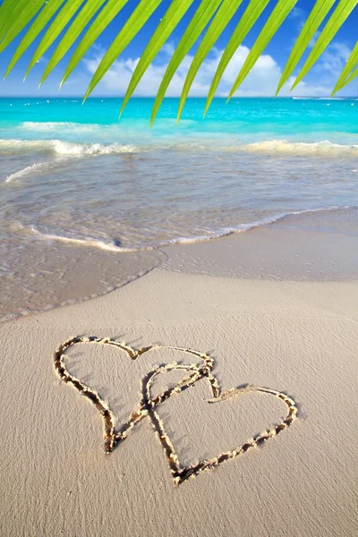 Corazones enamorados escritos en arena de playa caribeña —  Fotos de Stock