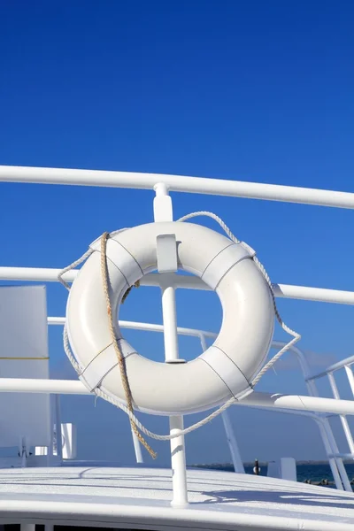 Båt boj vit hängd i räcke blå sommarhimmel — Stockfoto