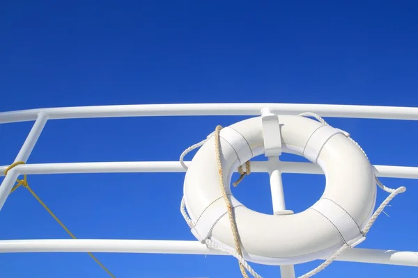 Båt boj vit hängd i räcke blå sommarhimmel — Stockfoto