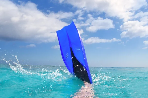 Immersione spruzzi pinna blu nella superficie caraibica — Foto Stock