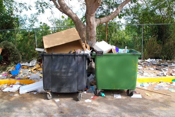 Dreckige Mülltonnen überall Dreck — Stockfoto