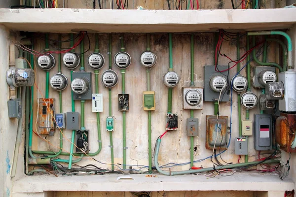 Licznik elektryczny plątaniną przewodów elektrycznych instalacji — Zdjęcie stockowe