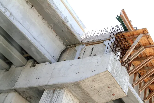 Cofragem de construção em ponte reforçada com betão — Fotografia de Stock