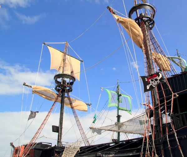 Piraci łodzi maszt żaglówkę Polaków nad niebieski niebo — Zdjęcie stockowe