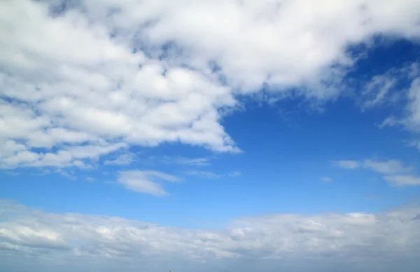 Slunečný den krásné modré nebe a bílé mraky — Stock fotografie