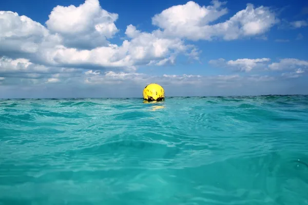 Boya amarilla flotando en el mar tropical del Caribe —  Fotos de Stock