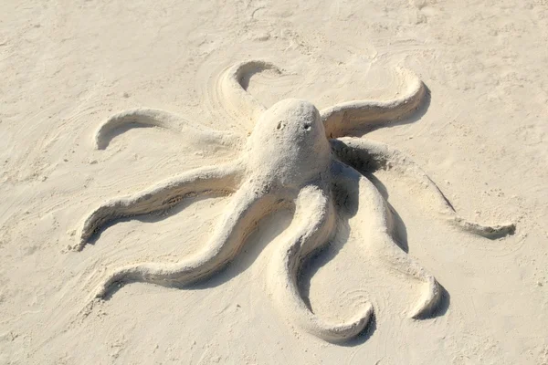 Rzeźba piasek ośmiornicy w białej plaży — Zdjęcie stockowe