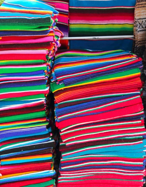 Serape mexicano artesanías apiladas coloridas —  Fotos de Stock