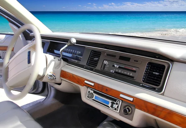 Bil inomhus retro vintage i tropical caribbean beach — Stockfoto
