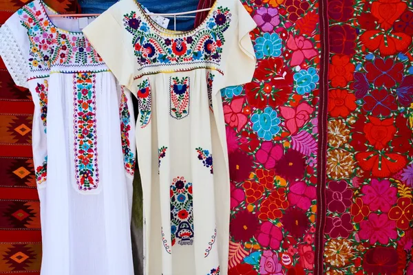 Chiapas Maya-Kleid Stickerei und Serape — Stockfoto