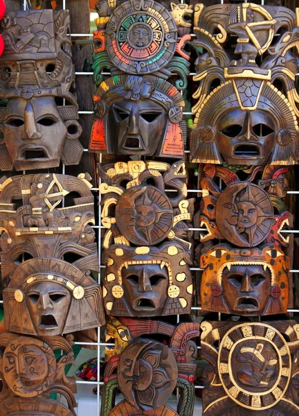 Ацтекская деревянная индийская маска ручной работы — стоковое фото