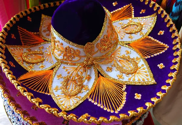 Ubrany mariachi meksykański kapelusz niebieski fioletowy i złoty — Zdjęcie stockowe