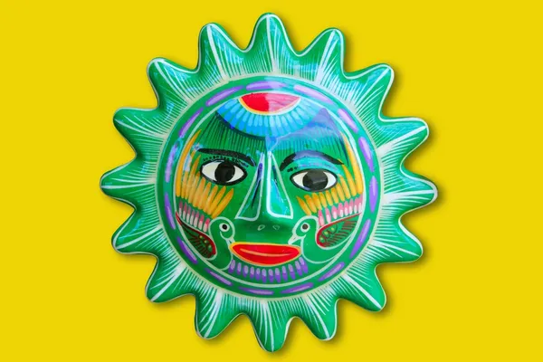 Индийское солнце ручной работы керамические изолированы — стоковое фото