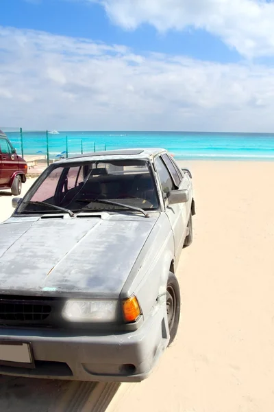 Vieilli grunge voiture dans Mexique Caraïbes plage — Photo