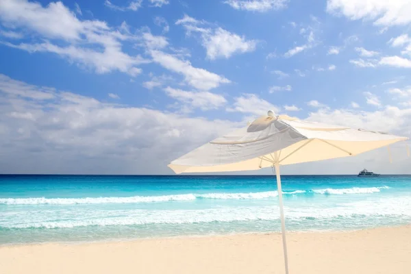 白色的阳伞天窗在加勒比海滩绿松石 — 图库照片