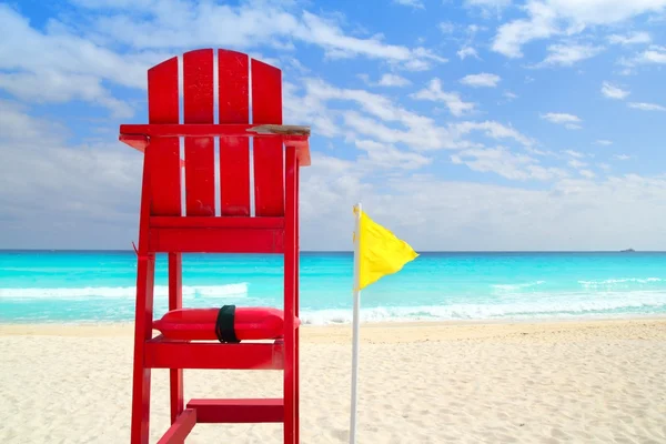 Baywatch rojo asiento amarillo viento bandera tropical caribe —  Fotos de Stock