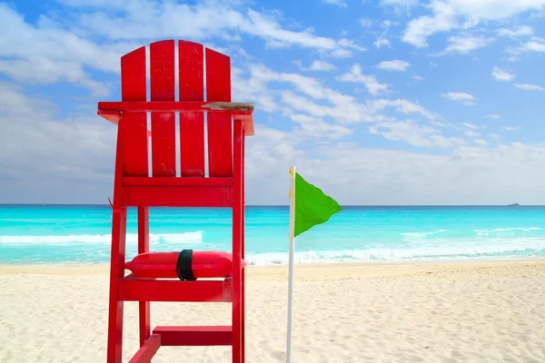 Baywatch ที่นั่งสีแดง ธงลมสีเขียว แคริบเบียนเขตร้อน — ภาพถ่ายสต็อก