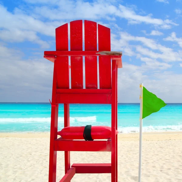 Baywatch ที่นั่งสีแดง ธงลมสีเขียว แคริบเบียนเขตร้อน — ภาพถ่ายสต็อก