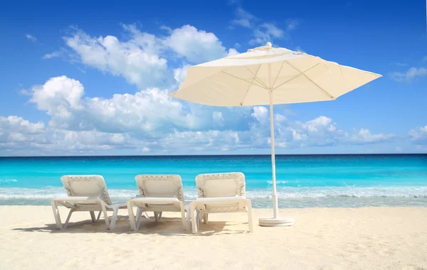 Sombrilla de playa caribeña sombrilla blanca hamacas —  Fotos de Stock