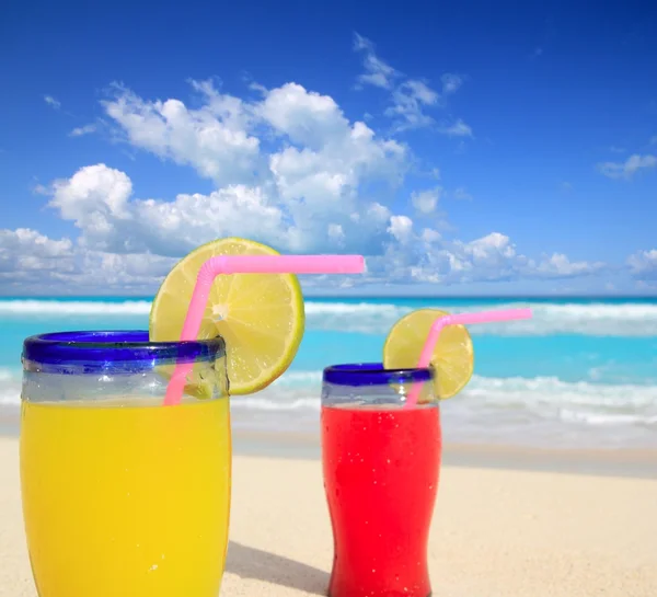 Strand tropische cocktails in tropisch turquoise strand — Stockfoto