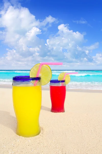 Beach tropical cocktails in tropical turquoise beach — Stock Photo, Image