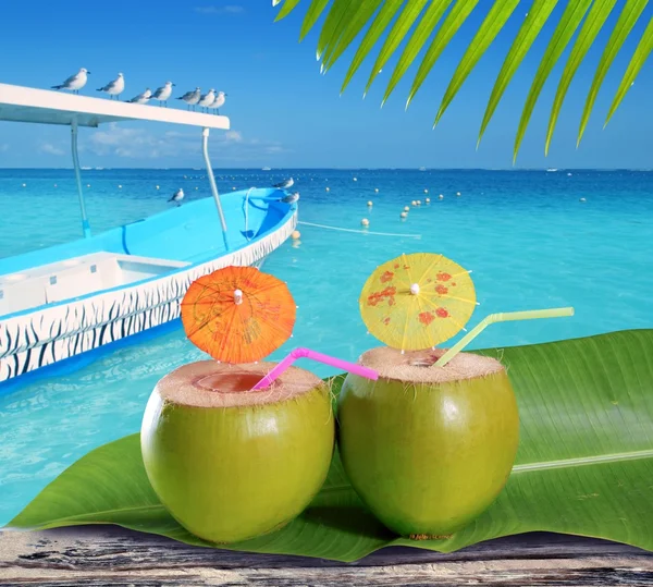 Cocos coquetéis de palha em praia tropical caribenha — Fotografia de Stock