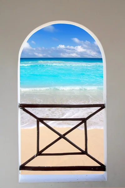 Obloukové okno tropické karibské pláži vidět skrze — Stock fotografie