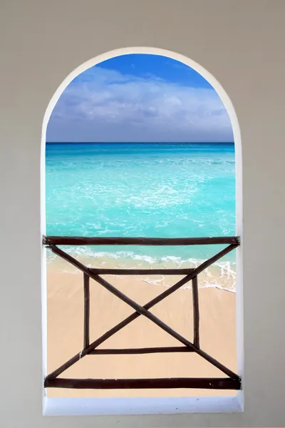 Arco janela tropical Caribe praia vista através — Fotografia de Stock